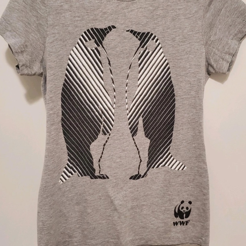SOLD — RARE Chaser x WWF Grey Penguins Tshirt Women’s Vintage Y2K